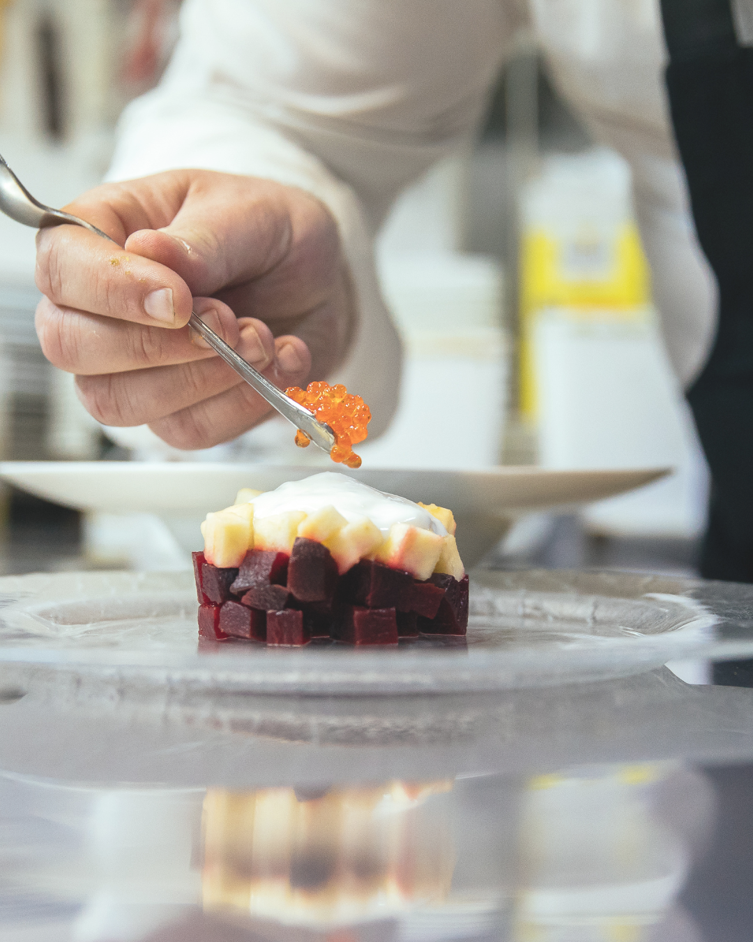 Gastronomiebetrieb mit Team in einer modernen Küche, konzentriert bei der Arbeit﻿