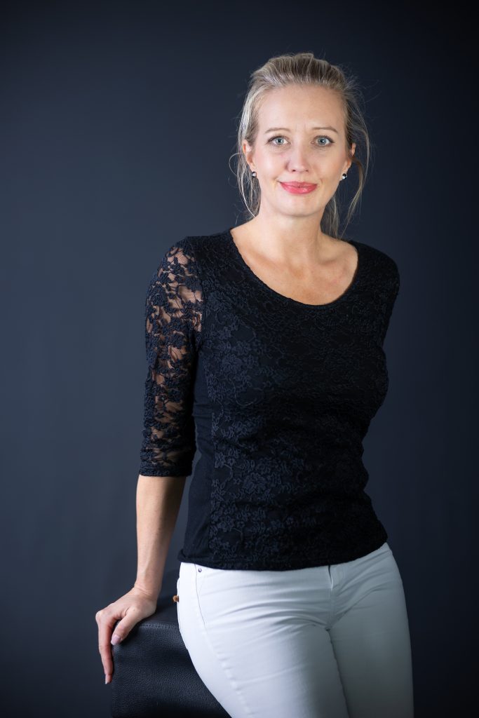 Sybille Thiele, psychologische Beraterin, lächelt freundlich vor dunklem Hintergrund.